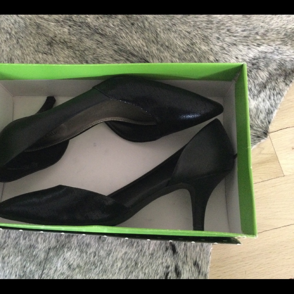 Cute Black Kelly and Katie Pump - Picture 3 of 8